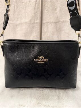 Source Unknown Black Pattern Crossbody with Strap